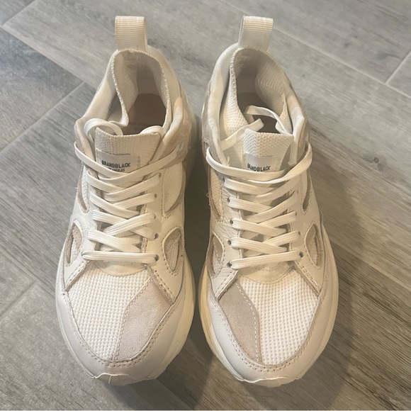 Women’s US 7 Brandblack OG-Aura 130 White Sneakers some discoloration, see pics - Picture 3 of 7